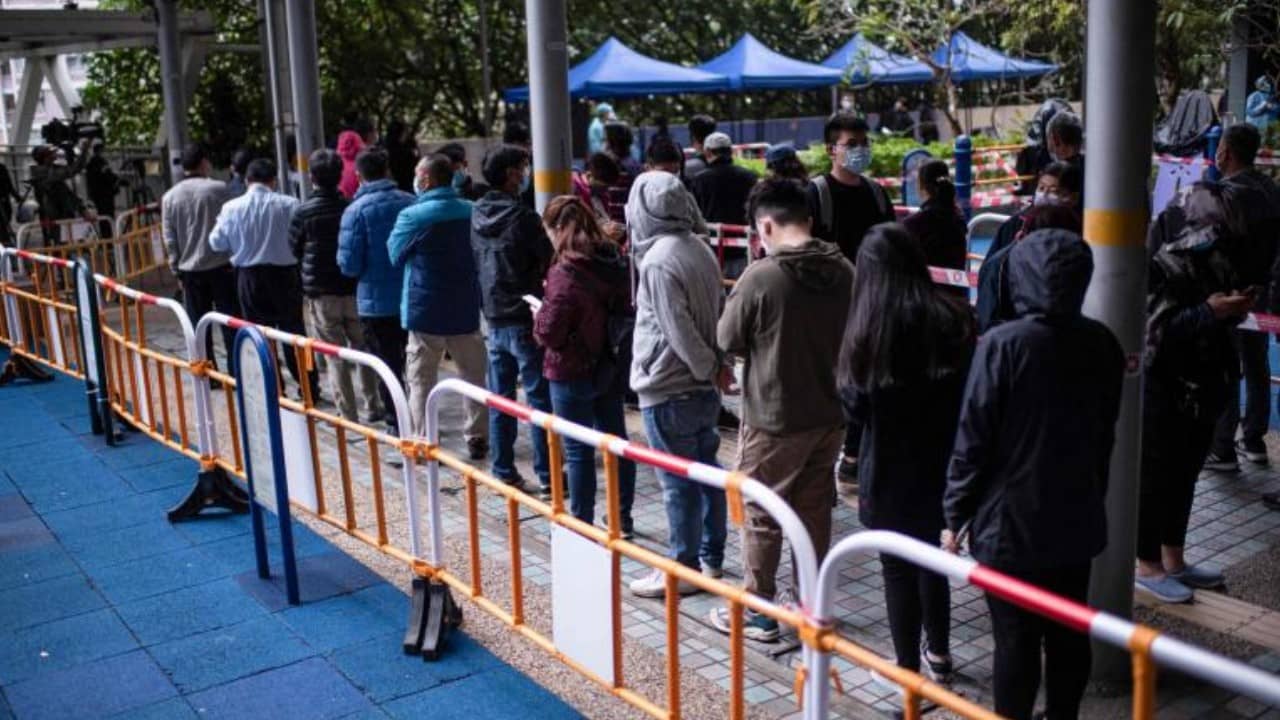 Hong Kong Rekor Salgınla Mücadele Etmek İçin Hızlı Covid-19 Testlerine Geçiyor
