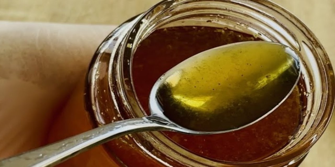 Öksürük şurubundan bile daha iyi etki ediyor! 3 dakikada öksürüğü kesen baharat