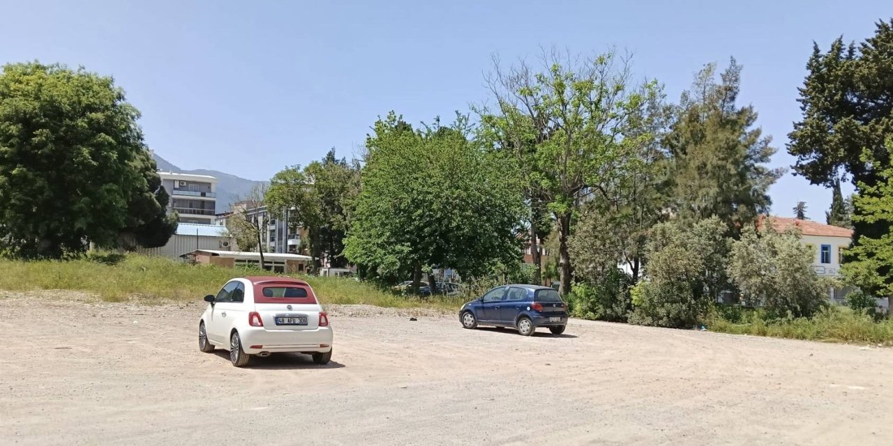 Armutlu Ortaokulu Otopark Oldu, Veliler Tepkili!