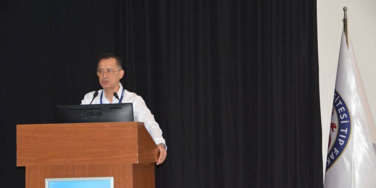 Prof. Dr. Tahir Yağdı, tıp fakültesi öğrencilerine hekimliğin yol haritasını anlattı