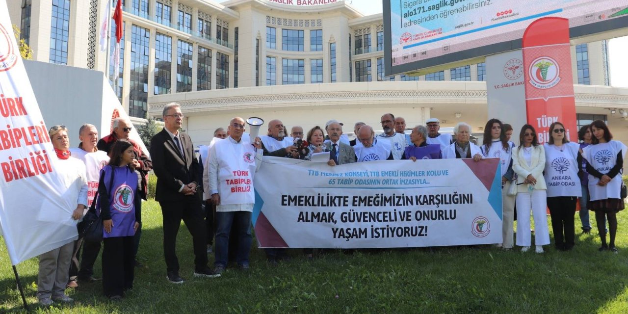 Emekli Hekimlerden Sağlık Bakanlığı Önünde Çağrı: Emeğimizin Karşılığını ve Onurlu Bir Yaşam İstiyoruz