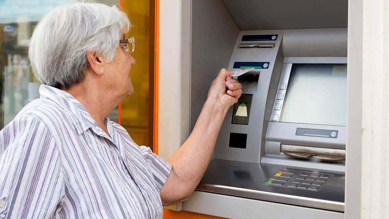 Emeklilerin beklediği haber geldi 1900 lira hesabınıza yattı! TC Kimlik numaranızla girip kontrol edebilirsiniz.