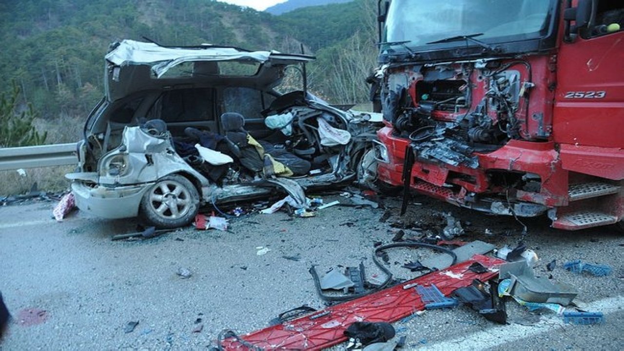 Bolu'dan çok acı haber! Kamyonla çarpışan otomobilde 4 kişilik aile yok oldu