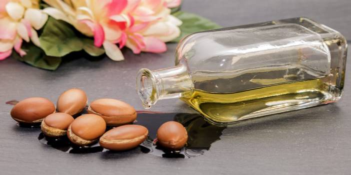 Argan yağı hakkında kısa bir bilgi ve ciltteki faydalarının anlatıldığı bir yazıdır.